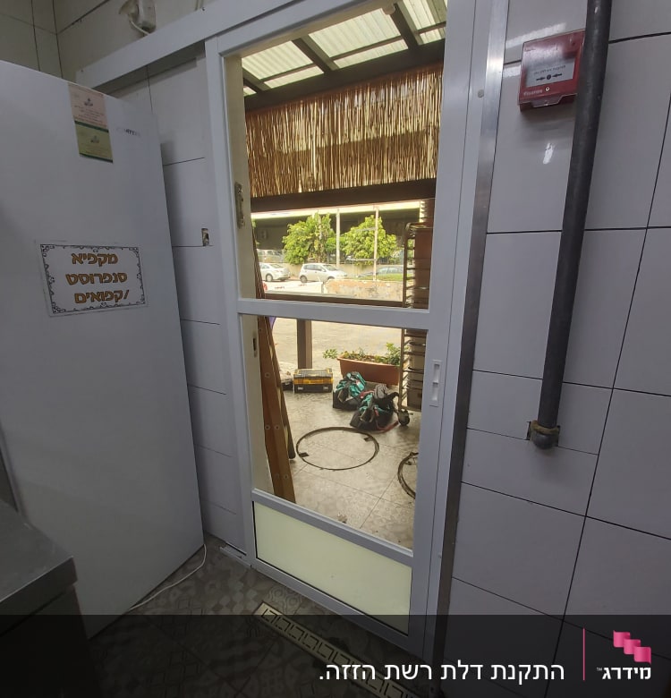 דלת אלומיניום עם חלון זכוכית פתוחה למחצה